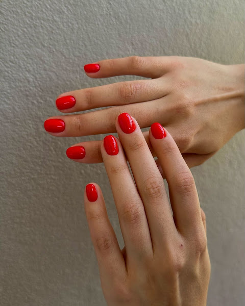 Reddish-orange short nails