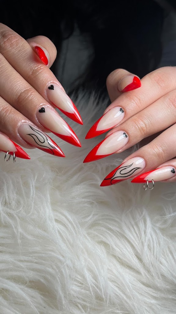 Stiletto shaped nails with fame nail art in color red and black 