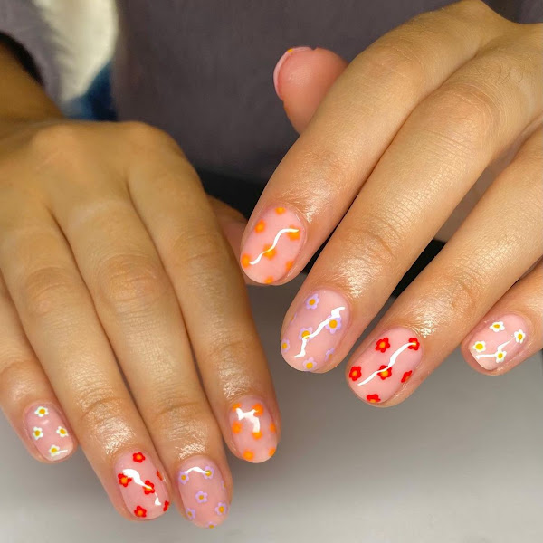 Dainty floral design on short nails