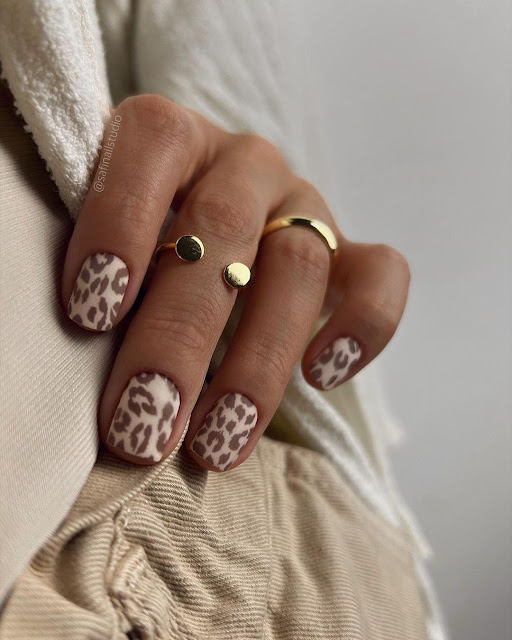 Leopard print on short nails