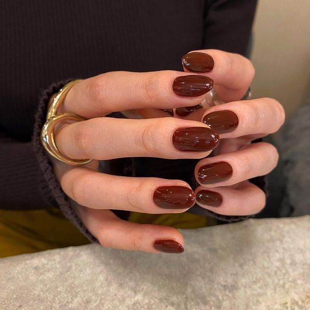 Glossy chocolate nails