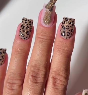 Cheetah print on nails with Glitter