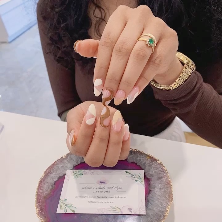 Light brown and white swirl nails
