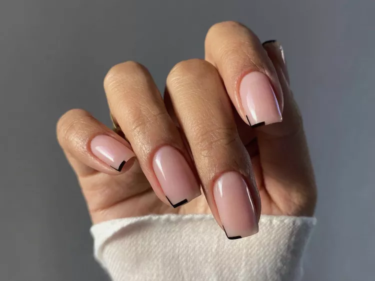 square nails with black minimal design